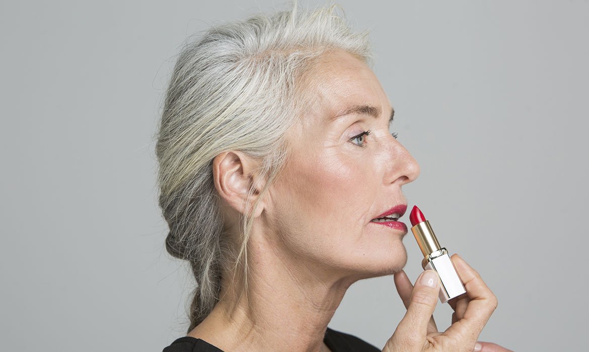 Tus canas blancas y brillantes lucirán mucho más intensas si las acompañas de los colores adecuados. Un labial rojo de la gama Color Riche de L’Oréal Paris, por ejemplo, nunca falla.